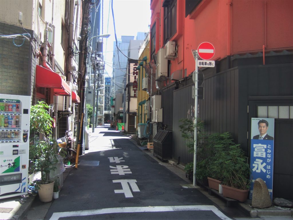 日本橋室町の路地。